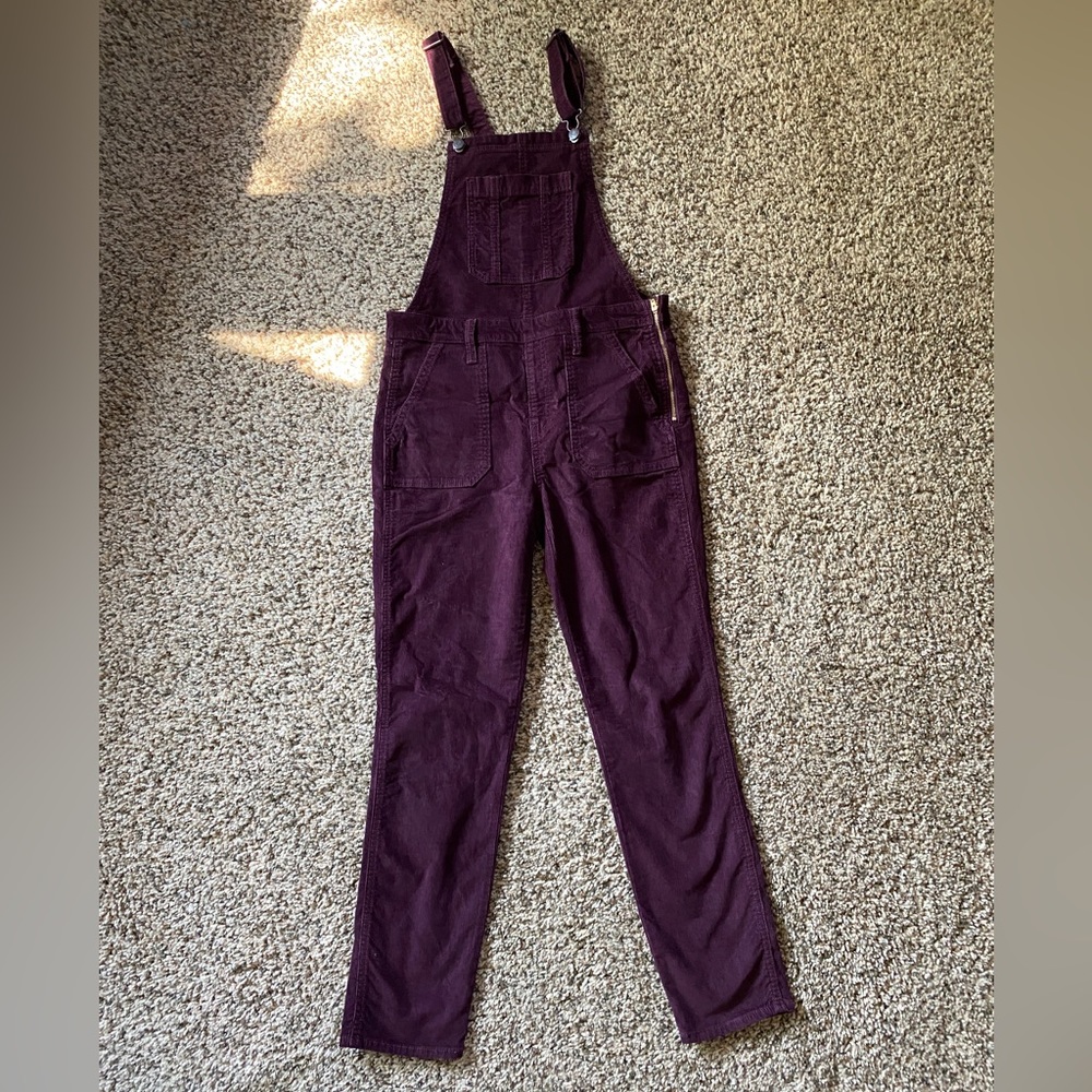 Old Navy. Size 6 regular. Burgundy/Raisin Arizona.